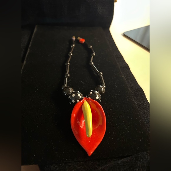 VINTAGE SIGNED “PARROT PEARL CERAMIC CALLA LILY” NECKLACE - Picture 2 of 4